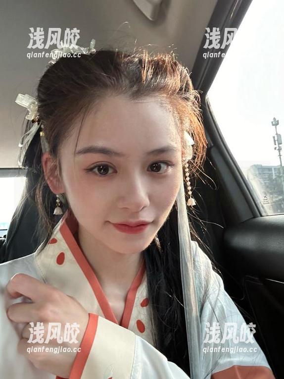 “998su”视频，教你如何把零食放到脚边吃，绝对不会脏到地板！