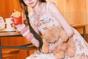 黑料不打烊苹果版的传送门简直像个时光机，让人一不小心就回到了八卦时代！